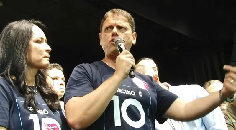 Tarcísio confirma rumo à vitória contra o PT e aponta Flávio Bolsonaro para a presidência