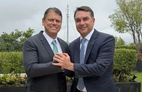 Tarcísio de Freitas consolida aliança com Flávio Bolsonaro em Brasília