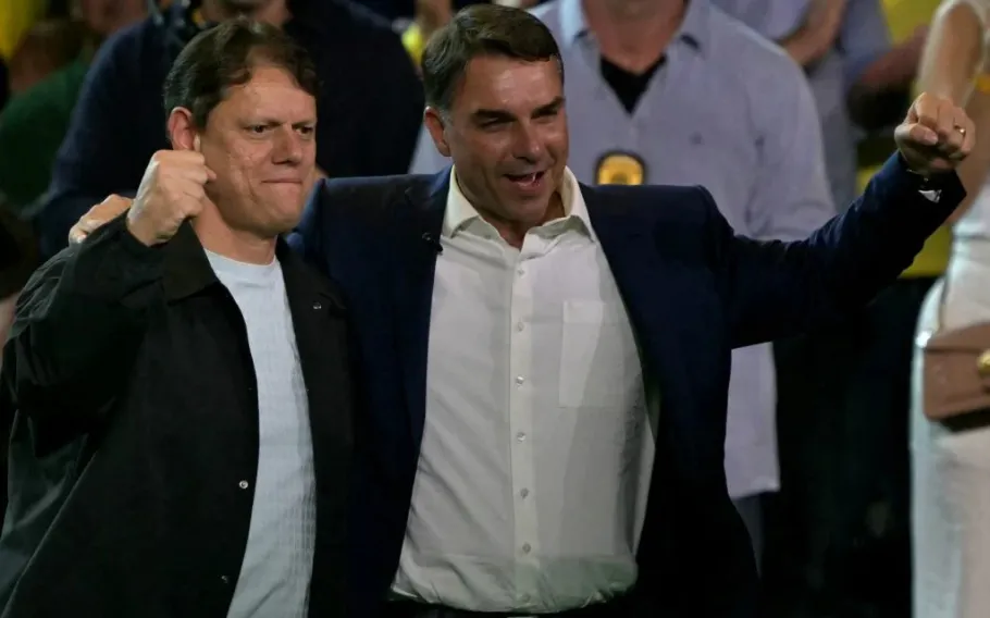 flávio bolsonaro negocia apoio do republicanos e conta com o peso de tarcísio