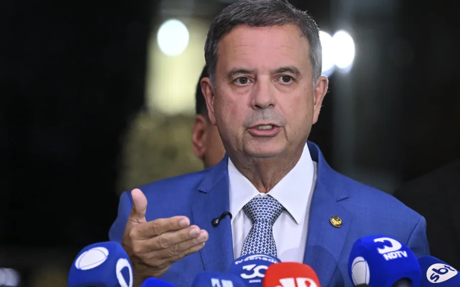 Coordenador da campanha de Flávio Bolsonaro é internado após passar mal em voo