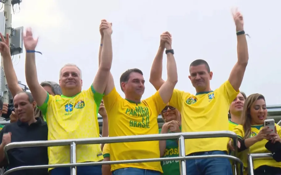 Flávio Bolsonaro sela aliança crucial com governador eleito do Rio de Janeiro