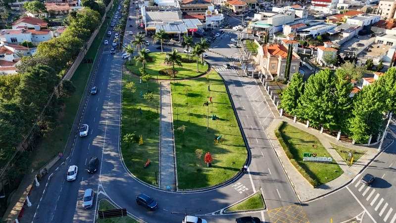 Exposição “O Ser Humano Sideral” transforma Praça do Imigrante em galeria aberta