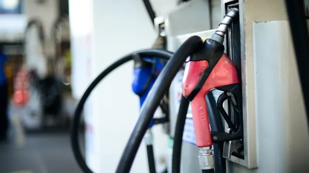 Governo nega caráter eleitoral em isenção de impostos sobre a gasolina
