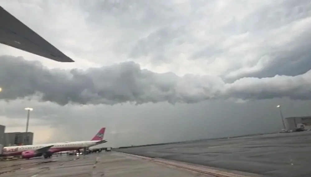 Temporal com ventos fortes afeta voos em Viracopos e causa alagamentos em Campinas