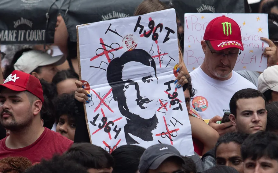Militantes do PT associam Flávio Bolsonaro a Hitler em ato de apoio a Lula