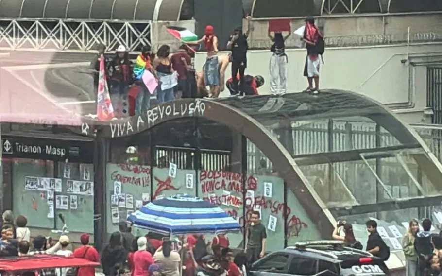 Protesto de apoio à reeleição de Lula na Paulista termina em violência e depredação