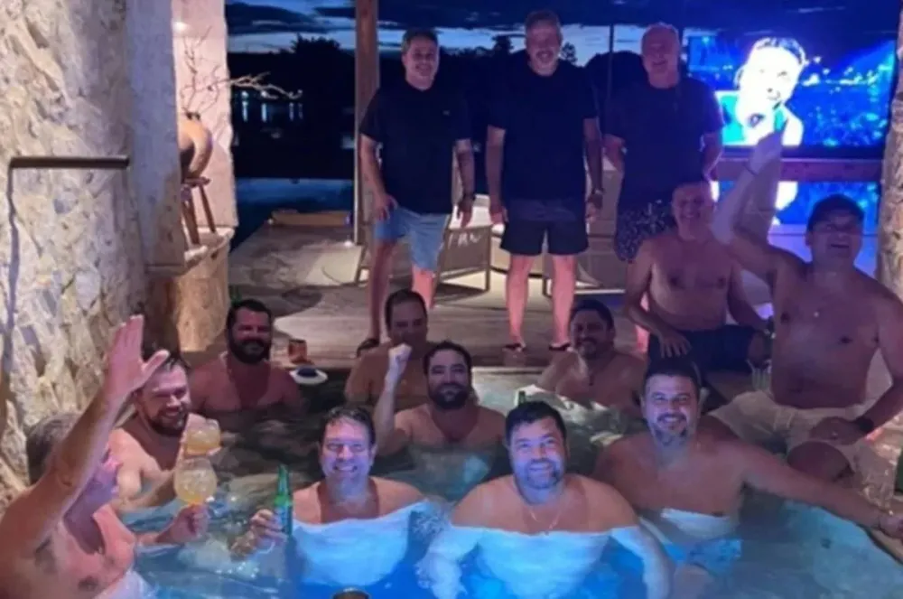 Vazamento de foto expõe Weverton Rocha em piscina com aliados da base governista