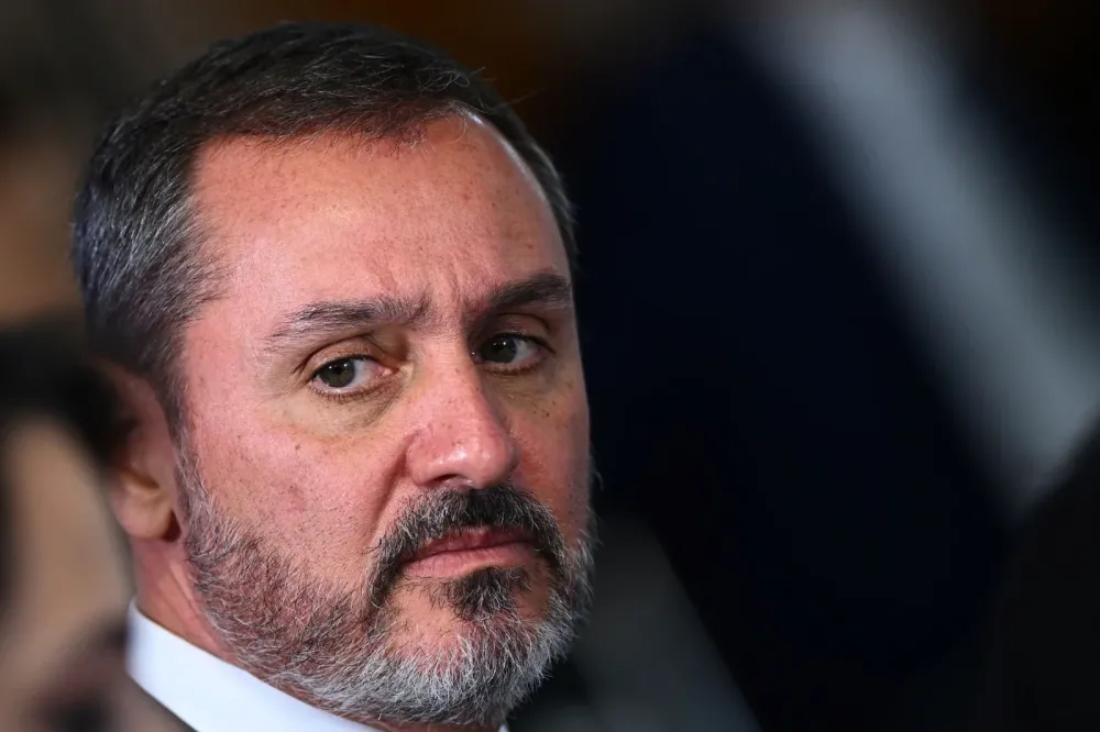 Flávio Bolsonaro acusa diretor da PF de usar a corporação para favorecer o PT