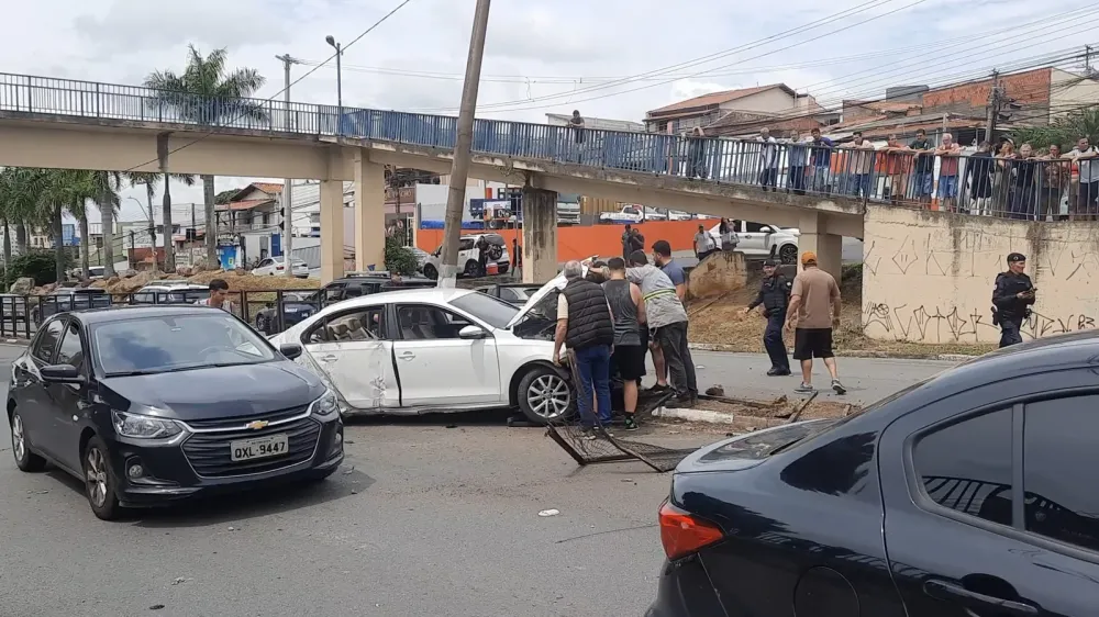 Carro colide com poste e interdita trecho da Avenida Paula Souza em Campinas