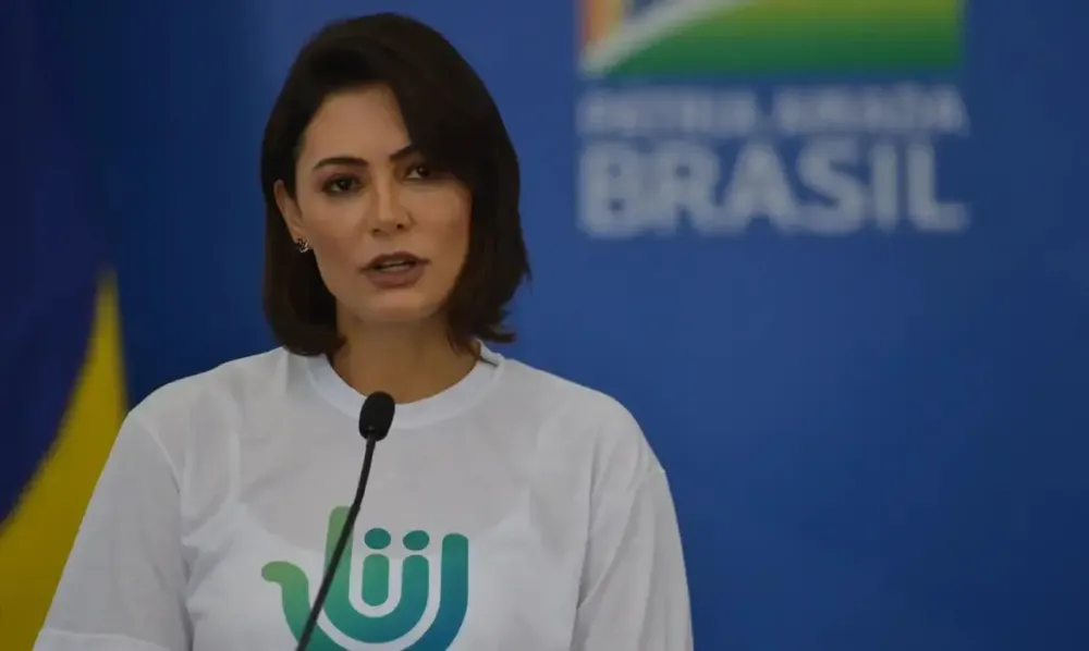Justiça eleitoral afasta multa contra Michelle Bolsonaro por “santinhos” descartados
