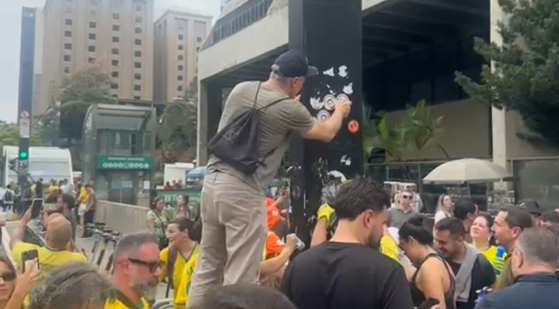 Cidadãos se mobilizam para limpar a Paulista após ato pró-Lula