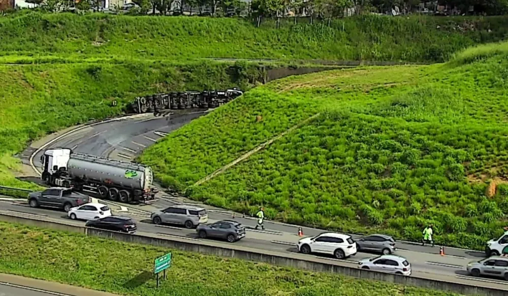 Carreta tombada interdita alça de acesso na rodovia D. Pedro I em Campinas