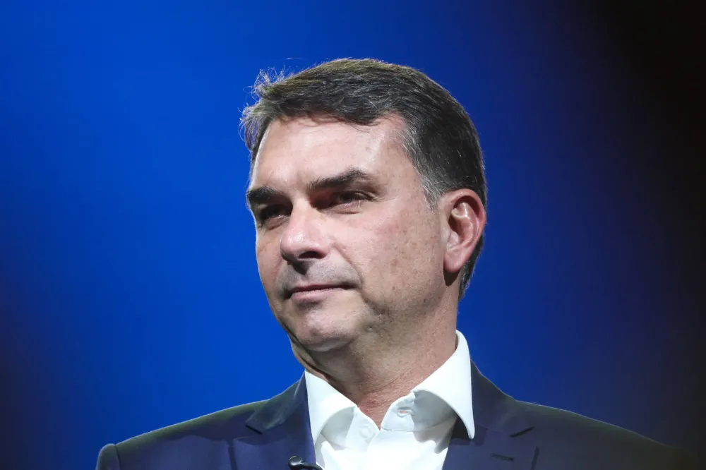 Falha técnica do TSE prejudica propaganda de Flávio Bolsonaro e exige reexibição