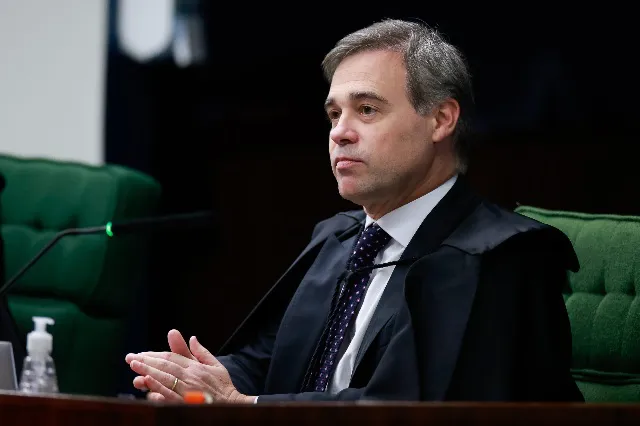 TSE veta campanha do PT que tenta manchar Flávio Bolsonaro com acusação de barrar o fim da escala 6x1