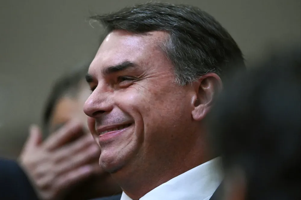 Flávio Bolsonaro confirma visita a Jair e celebra revés contra o arbítrio de Moraes