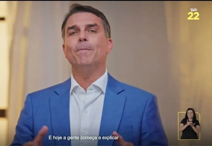 Propaganda de Flávio Bolsonaro chegou perfeita ao TSE, mas sistema falha no processamento