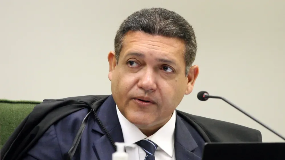 Presidente do TSE autoriza retomada de canal de WhatsApp de André Janones após registro da campanha de Lula