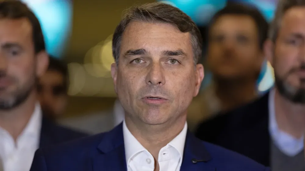 Campanha de Flávio Bolsonaro informa ao TSE endereço de canal no WhatsApp