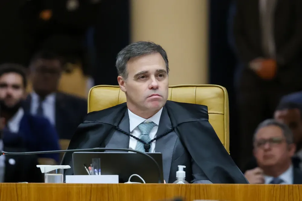 Ministro do TSE determina retirada de publicações sobre “tesouraço” de Flávio Bolsonaro por campanha de Lula