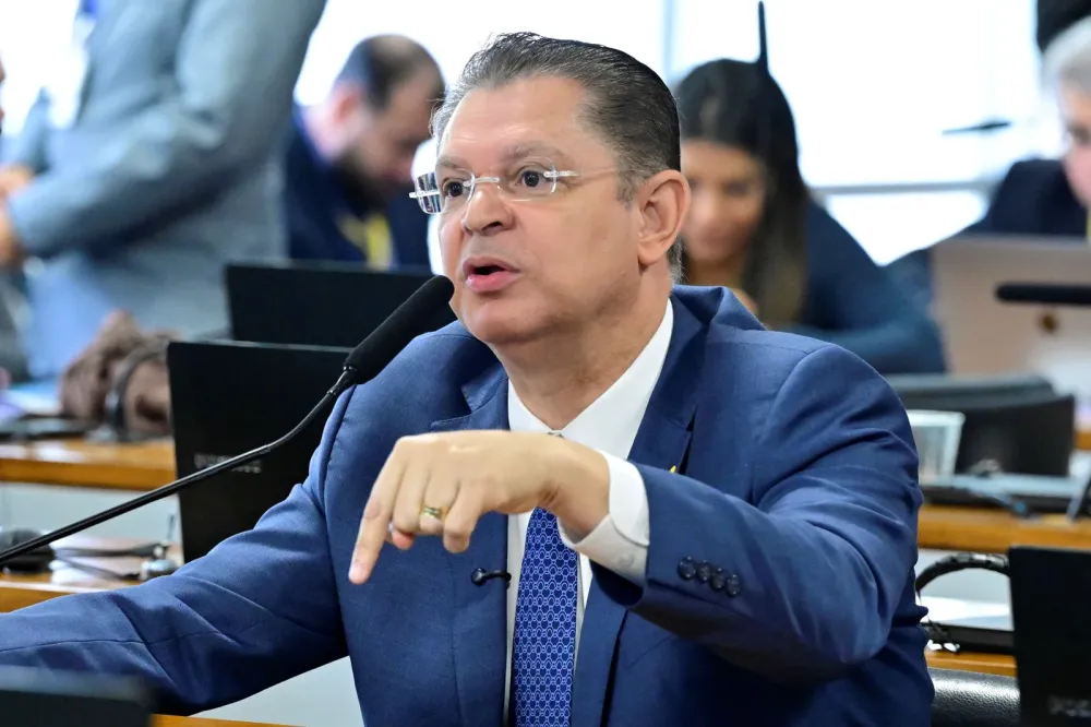 Líder do PL afirma que partido buscará votar PEC de pagamento por hora trabalhada em 2027 se Flávio Bolsonaro for eleito