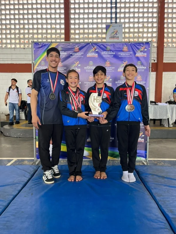 Equipe masculina de ginástica artística de Vinhedo conquista 2º lugar em competição regional