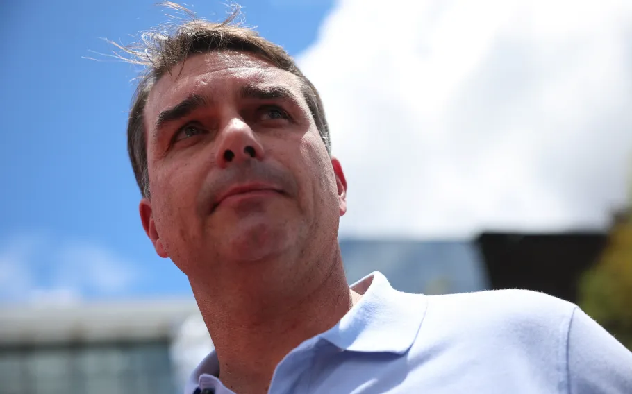 Flávio Bolsonaro visita pai em Brasília