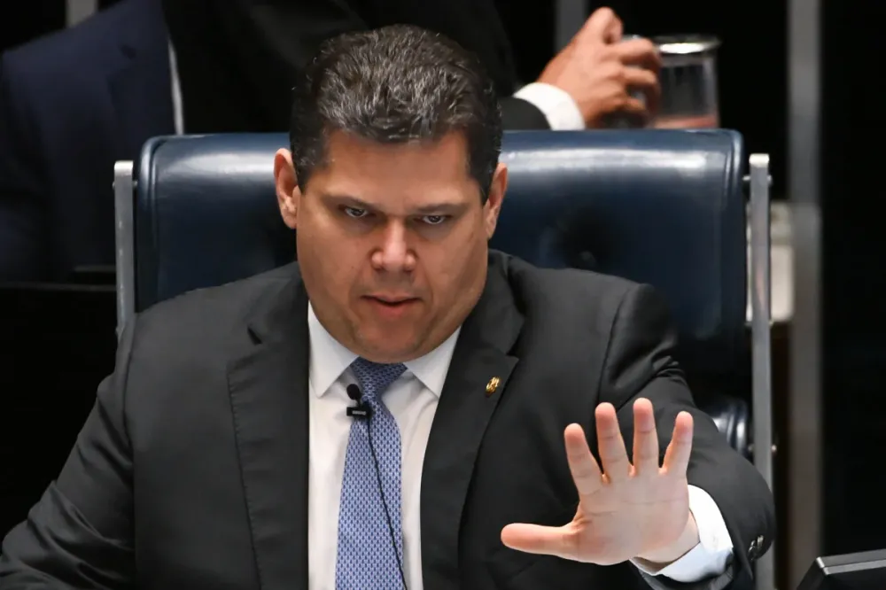 Presidente do Senado retira PEC da Segurança Pública da pauta devido a impasse sobre maioridade penal