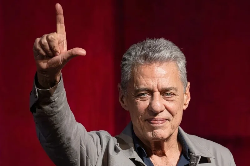 Ratinho apresenta documentos sobre relação de Chico Buarque com a Lei Rouanet em defesa judicial