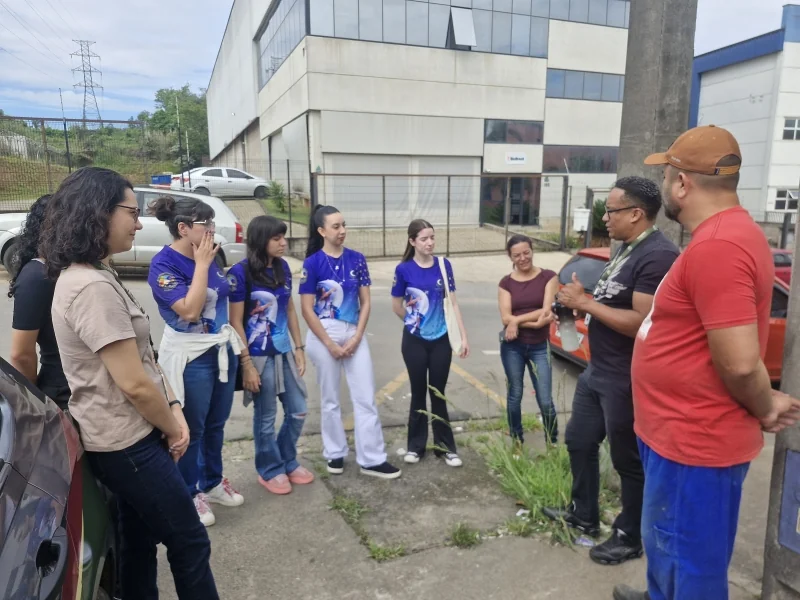 Integrantes de grupo infantojuvenil visitam Cooperativa de Reciclagem de Vinhedo