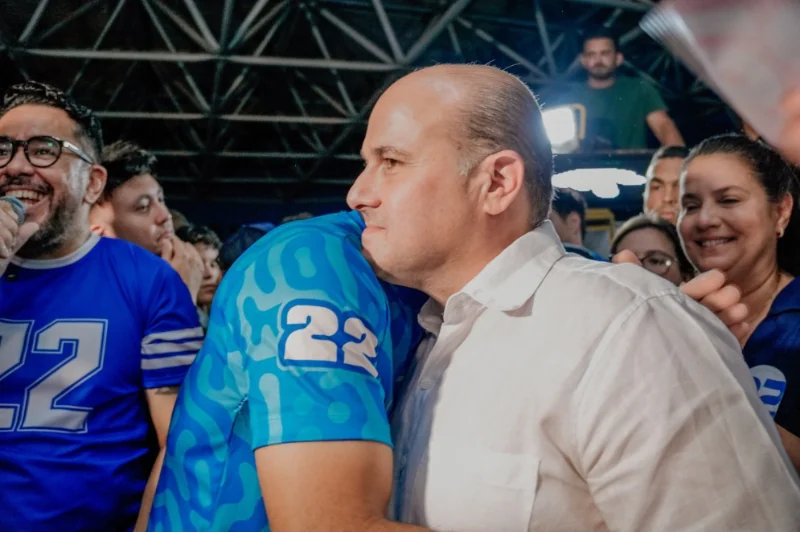 Roberto Cláudio anuncia apoio a Flávio Bolsonaro para o segundo turno das eleições presidenciais