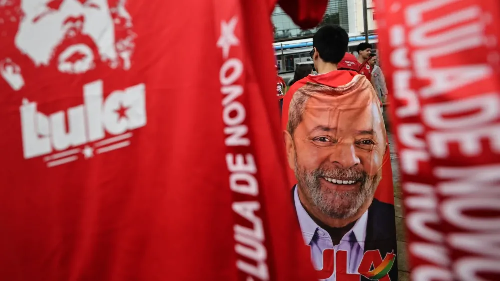 Lula comenta fim da escala 6x1 e menciona possibilidade de reversão por Flávio Bolsonaro