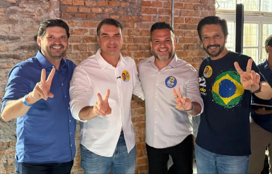 Prefeito de Itaquaquecetuba manifesta apoio à candidatura de Flávio Bolsonaro