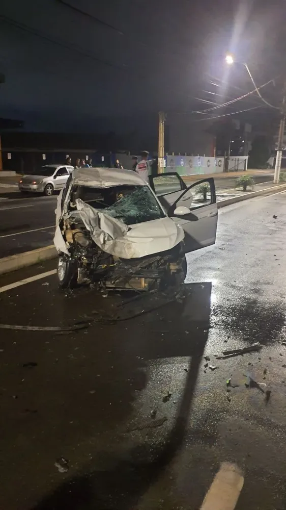 Motorista fica ferido após colidir contra caminhão em Americana