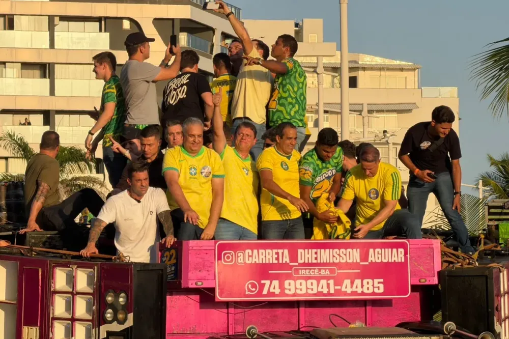 Flávio Bolsonaro realiza ato de campanha em Salvador ao lado de aliados