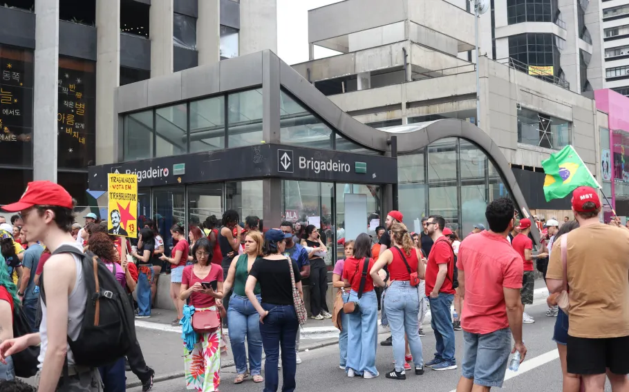 Artigo analisa contradições entre discursos de revolução e manutenção de privilégios no Brasil