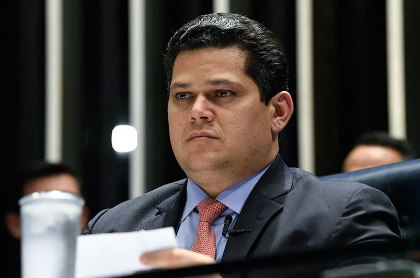Davi Alcolumbre busca apoio para permanecer na presidência do Senado em 2027