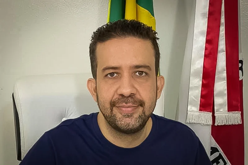 Deputado federal André Janones é internado em UTI após debate presidencial