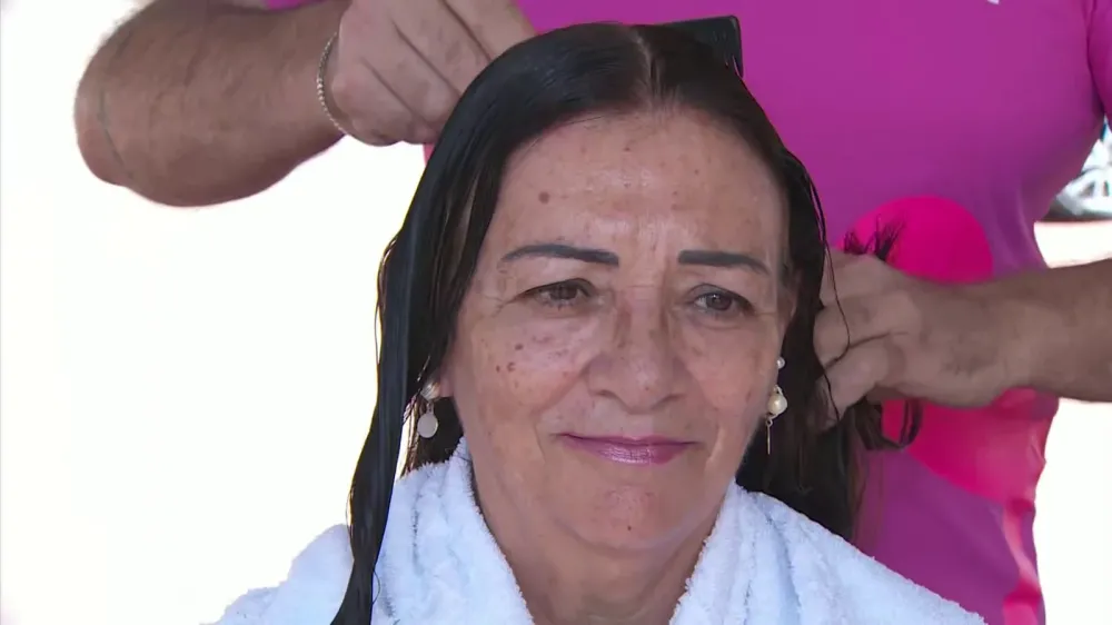 Paciente que perdeu cabelo durante tratamento oncológico doa novos fios para perucas