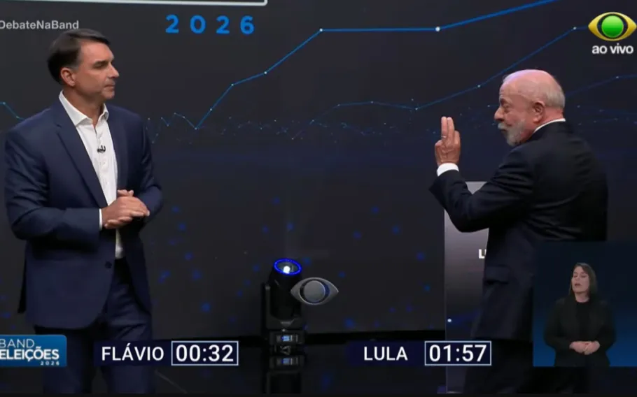 Presidente Lula e senador Flávio Bolsonaro utilizam relógios de valores diferentes em debate