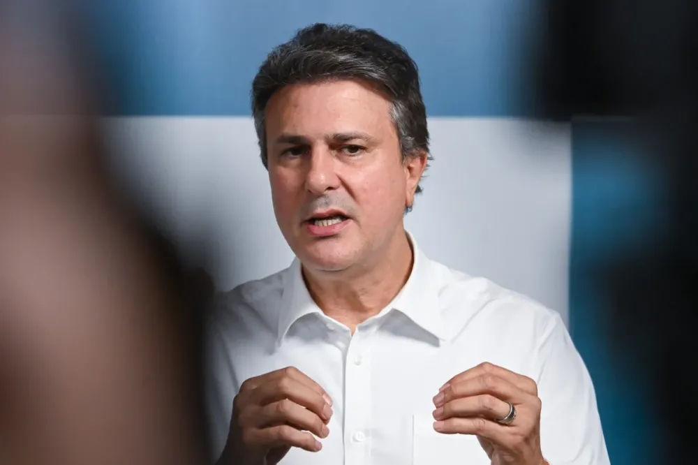 Camilo Santana critica proposta de Flávio Bolsonaro sobre regra de transição do Bolsa Família