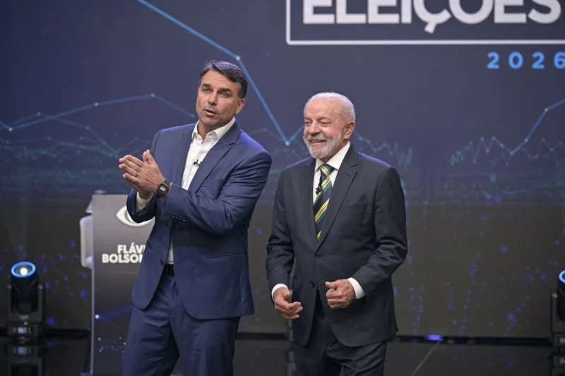 Flávio Bolsonaro e Lula assinam ata para participação em debate da Globo