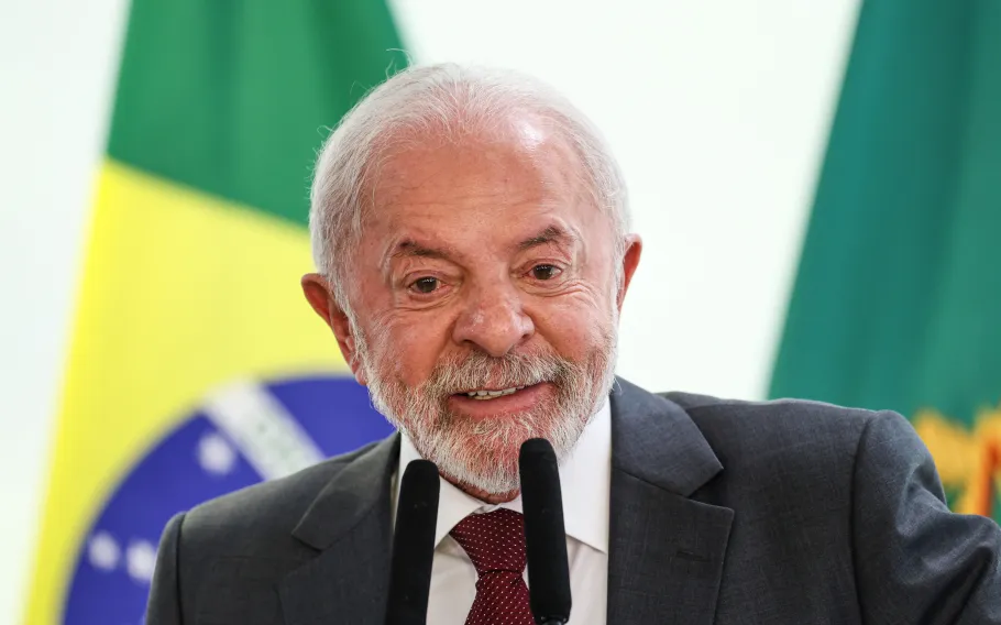 Artigo discute trajetória de Luiz Inácio Lula da Silva e relação com o sistema capitalista