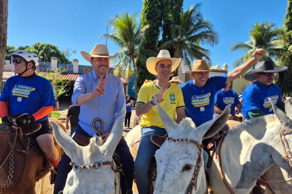 Flávio Bolsonaro viaja a Goiás para gravar vídeos com cantores sertanejos