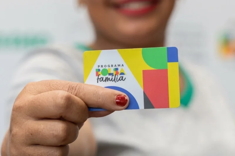 Jornalista aponta documentos que indicam decisão sobre Bolsa Família na reta final de campanha