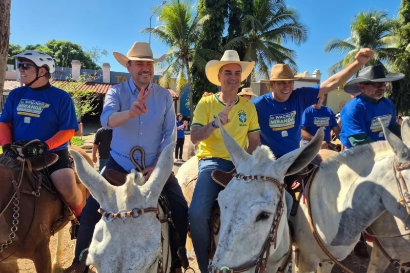 Flávio Bolsonaro participa de gravação de material eleitoral com artistas sertanejos em Goiás