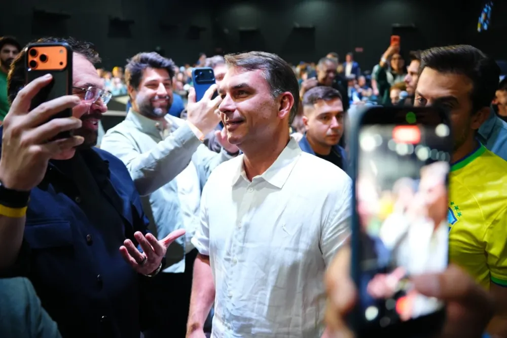 Flávio Bolsonaro reúne influenciadores em São Paulo para ampliar alcance da campanha nas redes sociais