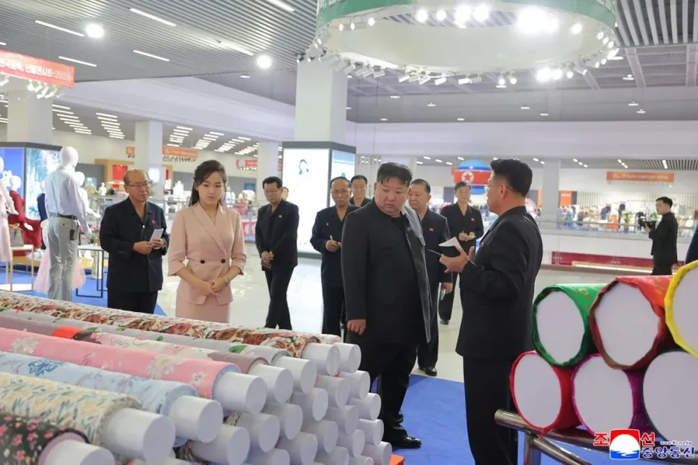 Kim Jong-un aparece em evento de moda na Coreia do Norte após rumores sobre sua morte