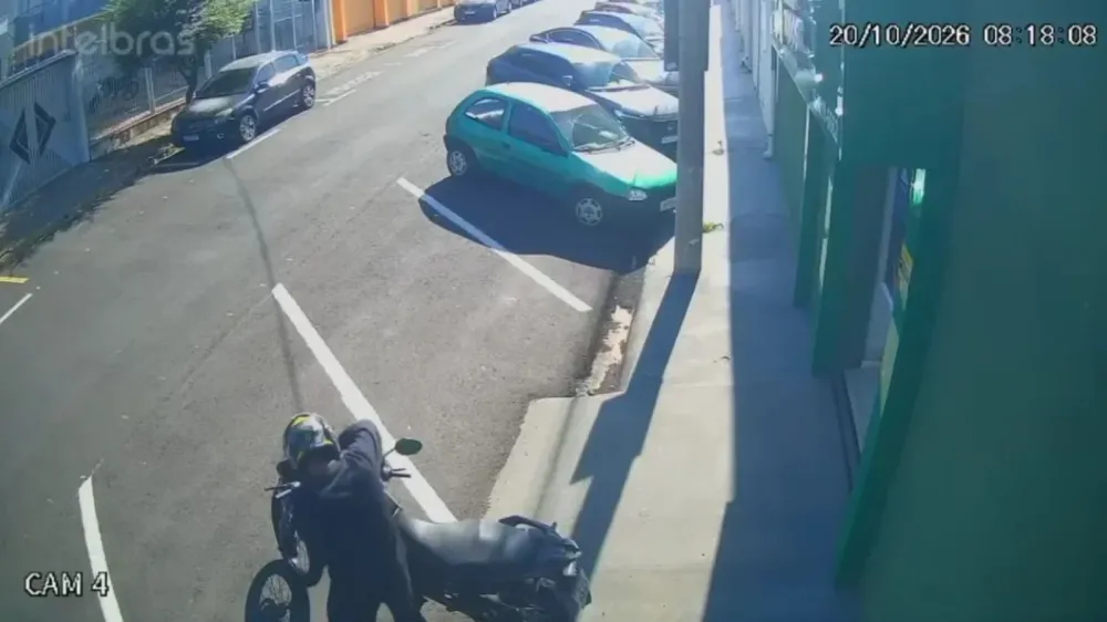 Câmera de segurança registra furto de motocicleta em Mogi Guaçu