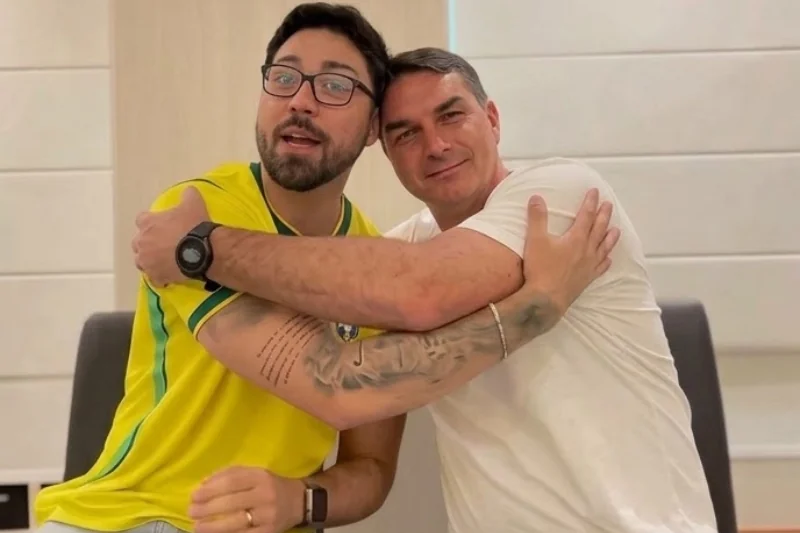 Flávio Bolsonaro afirma que não pretende alterar direitos da população LGBT