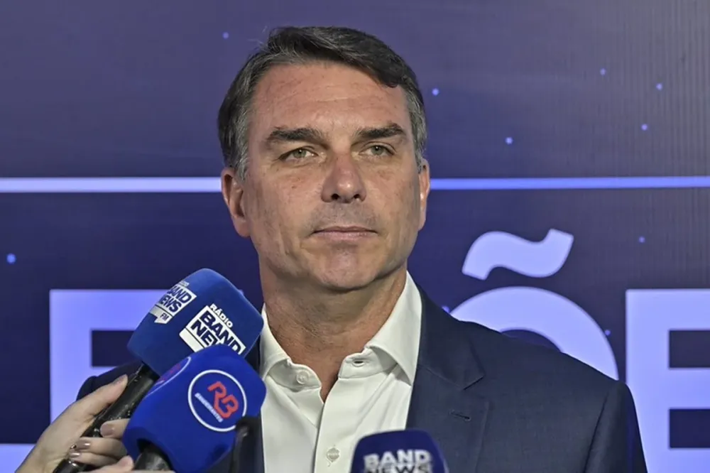 PT informa 100 assinaturas de parlamentares para CPMI contra Flávio Bolsonaro